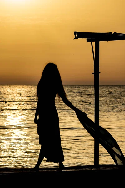 Mooi silhouet bij zonsondergang Golden sea water — Stockfoto