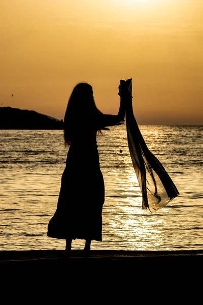 Belle silhouette au coucher du soleil d'eau de mer dorée — Photo