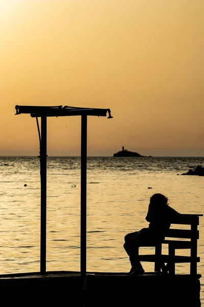 Hermosa silueta al atardecer agua de mar dorada —  Fotos de Stock