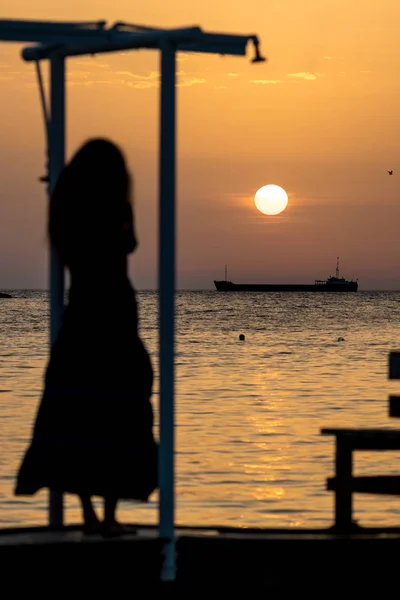 Hermosa silueta borrosa al atardecer mar dorado —  Fotos de Stock