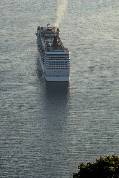 Cruise ship awaits its passengers,evening,Albania — Stock Photo, Image
