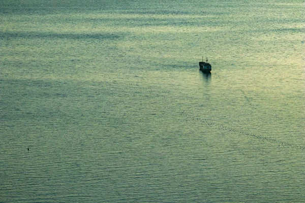 Container vrachtschip varen weg, blauw uur — Stockfoto