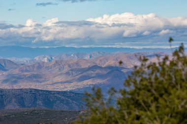 Güzel kabarık beyaz bulutları ve pitoresk dağları olan gökyüzü, Kuzey Yunanistan 'da sonbahar günü, Xanthi bölgesinde, yüksek açılı renkli natüralist manzaralı