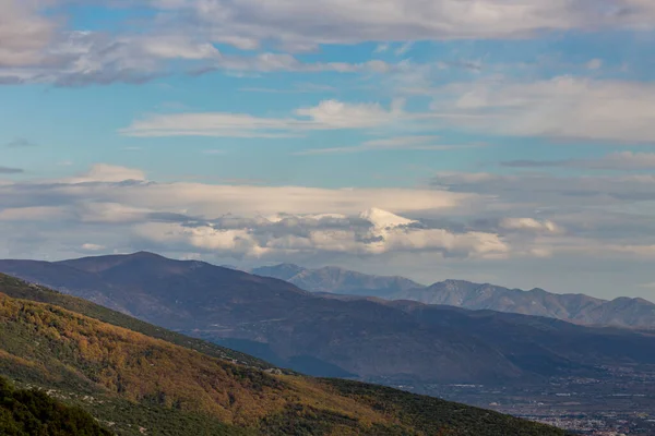 Небо Гарними Пухнастими Білими Хмарами Мальовничими Горами Пізнього Осіннього Дня — стокове фото