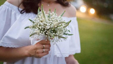 Gelinin buketi bir kızın ellerinde.