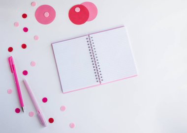 defter ile boş bir beyaz arka plan, üstten görünüm sayfalarında