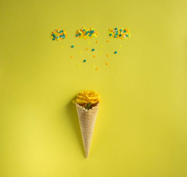 sarı zemin üzerine konfeti dolu gözleme koni