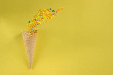 sarı zemin üzerine konfeti dolu gözleme koni