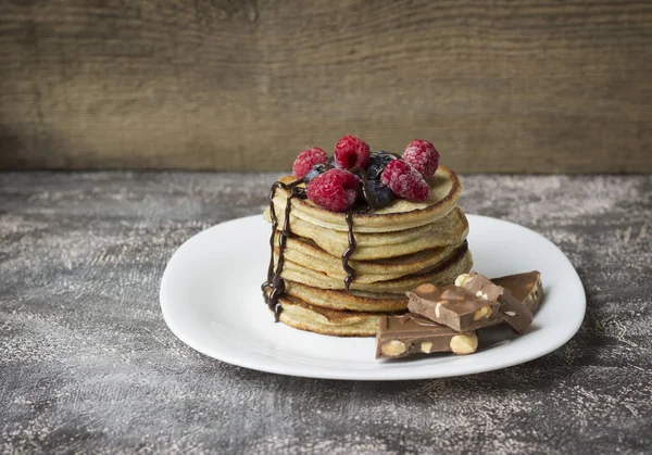 masada dondurulmuş çilek ile ev yapımı kek