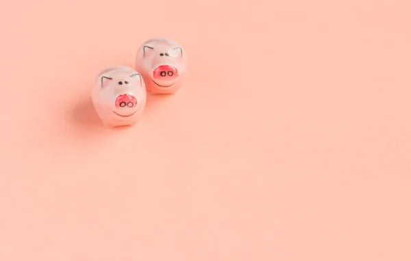 Dos Cerdos Símbolo Del Nuevo Año Están Sobre Fondo Rosa — Foto de Stock