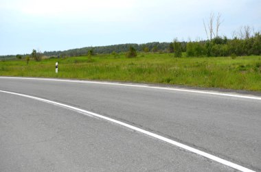 Alanında bir sırayla asfalt yol.