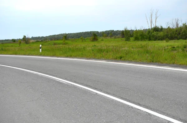 Alanında bir sırayla asfalt yol.