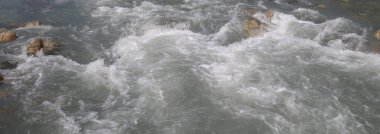 Dağ buzulları nehirden su şeffaf.