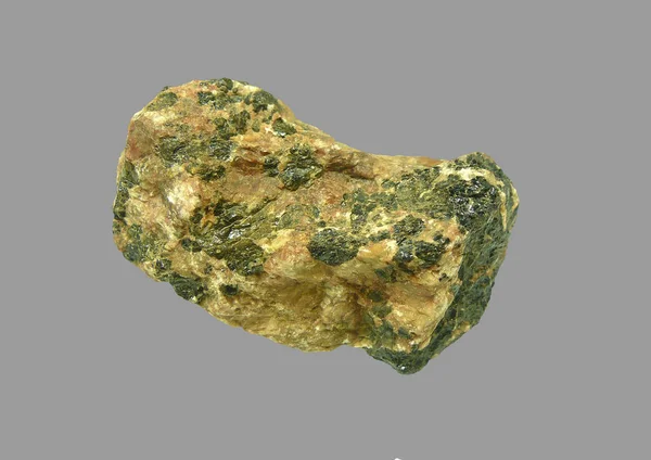 Uranyum cevheri izole bir arka plan üzerinde taş