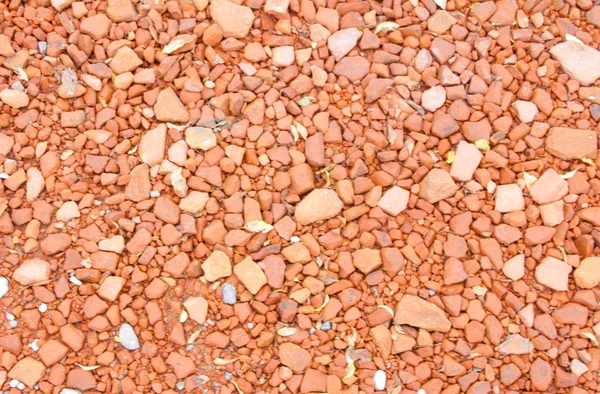 Kırık tuğla parçaları.