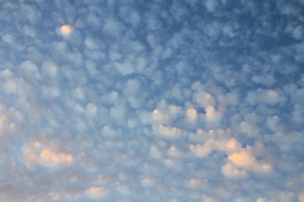 Cloudy sky at sunrise. — Stock Photo, Image