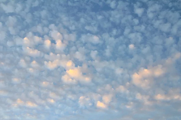 Felhős ég napkeltekor. — Stock Fotó