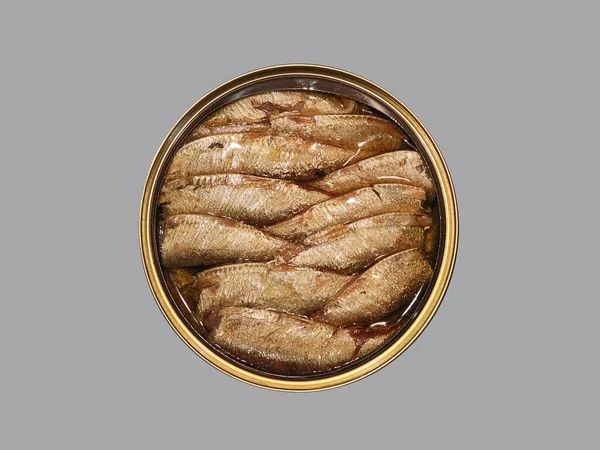Konserve balık, teneke kutuda yağda kızarır. izole edilmiş bir arkaplanda.