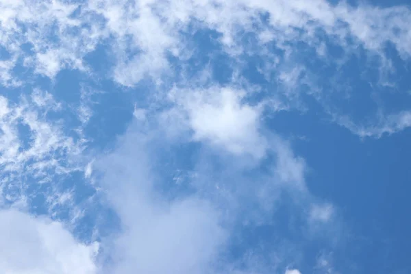 Mavi Gökyüzünde Beyaz Ender Bulutlar — Stok fotoğraf