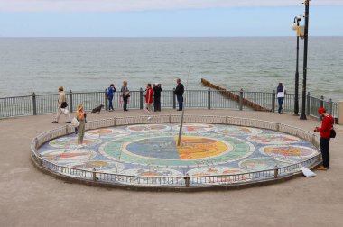 Rusya 'nın Svetlogorsk şehrinin tahta kaldırımında bulunan güneş saati (Zodiac). Fotoğraf: 13 Haziran 2020