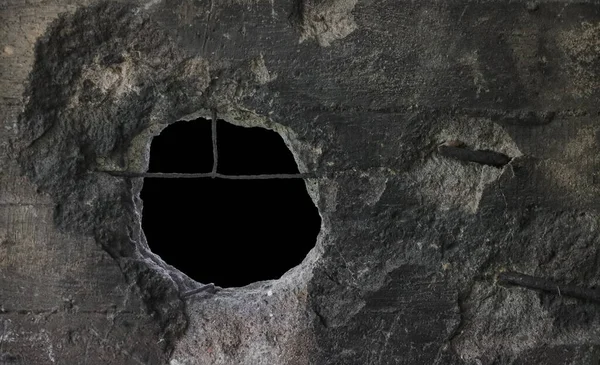 Yakılmış ve delinmiş beton duvar, arka plan.