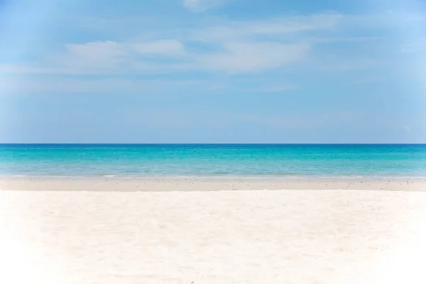 美しい熱帯のビーチと海と白い雲と青い空の背景 休日休暇の概念 — ストック写真