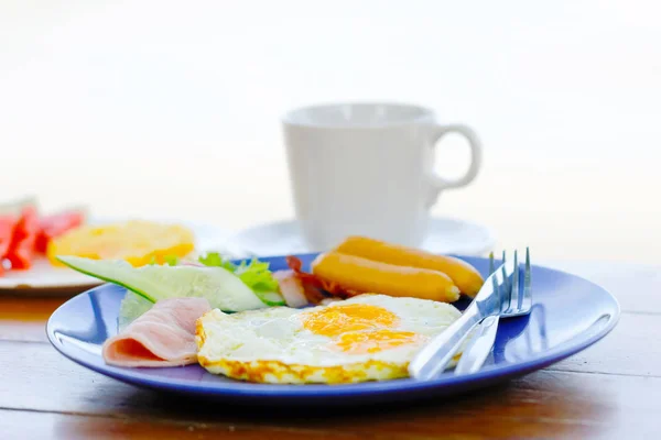 Platta Frukost Med Stekt Ägg Rostat Bröd Skinka Korv Och — Stockfoto