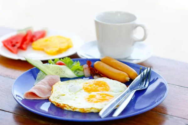 Placa Desayuno Con Huevos Fritos Tostadas Jamón Salchichas Verduras Sobre —  Fotos de Stock