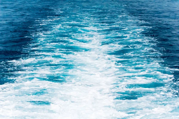 Yüzeyinde Hızlı Hareketli Motorlu Tekne — Stok fotoğraf