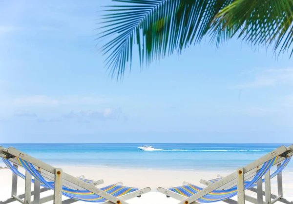 Två Chaise Longues Stranden Med Klar Himmel Och Palmer Sommar — Stockfoto