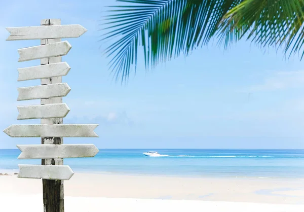 Vecchio Cartello Legno Sulla Spiaggia Tropicale Vacanze Estive Sfondo Foglie — Foto Stock