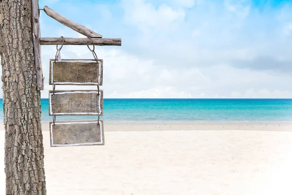 Vecchio Cartello Legno Sulla Spiaggia Tropicale Vacanze Estive Sfondo Foglie — Foto Stock