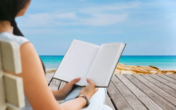 Genç Kadın Rear Dan Gönüllülük Kitap Görünümü Güzel Tropikal Plaj — Stok fotoğraf