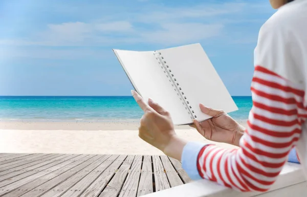 Giovane Donna Che Legge Libro Vista Rear Bella Spiaggia Tropicale — Foto Stock