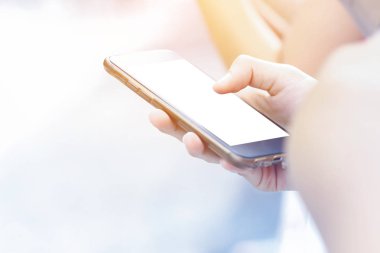 Teknoloji ve iletişim kavramı. Fotoğrafını cep telefonu tutan bir kadın eli kırpılmış