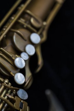 Siyah bir arka plan üzerinde Vintage saksafon