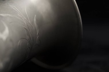 Siyah bir arka plan üzerinde Vintage saksafon