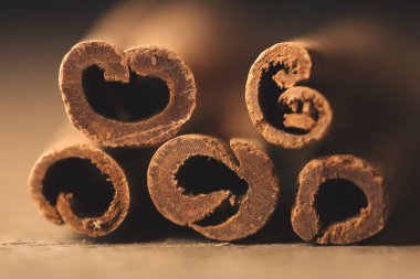 Ahşap üzerine birden fazla tarçın