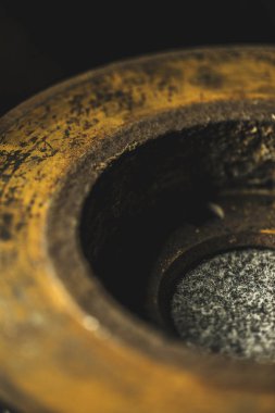 Bir araba eski bir mola pad