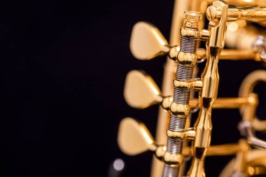 Siyah bir zemin üzerine altın kaplama döner trompet bir parçası