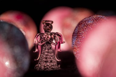 Işık küreler tarafından çevrili bir melek