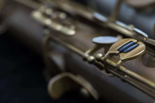 Vintage Saxofon Černém Pozadí — Stock fotografie