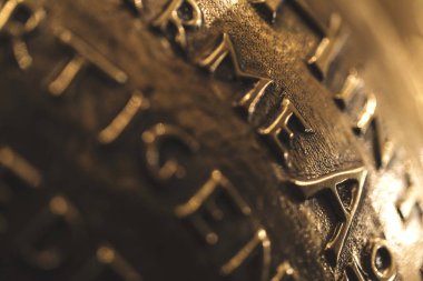 Bir bronz küre üzerinde metin