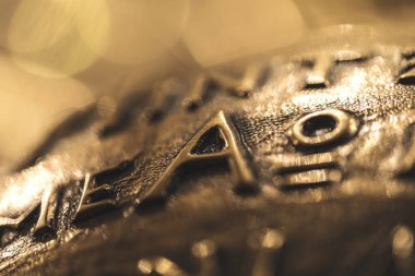 Bir bronz küre üzerinde metin