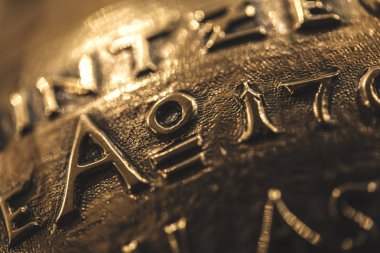 Bir bronz küre üzerinde metin