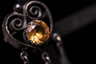 Vintage bir PIN/broş bir kalp ile bir altın renkli g şeklinde