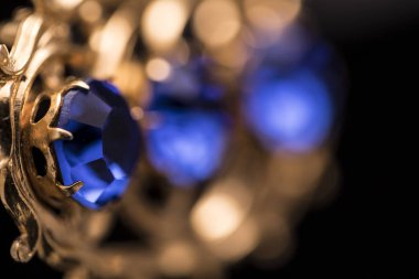 Mavi taşlar PIN/broş karanlık bir arka ile bir altın parçası