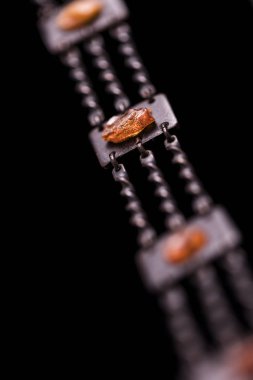 Bir metal ve kehribar kolye parçası