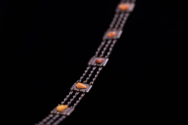 Bir metal ve kehribar kolye parçası