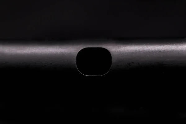 Der Kopf Einer Piccolo Flöte Auf Schwarzem Hintergrund — Stockfoto